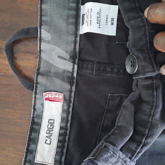 Levi's men's black cargo shorts. Waist - 36in ; Inseam 11.5in. - Picture 4 of 6